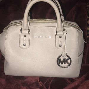 MICHAEL KORS GRAY PURSE